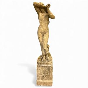 Skulptur einer weiblichen Figur